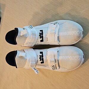 LeBron Soldier XII men's tennis shoes